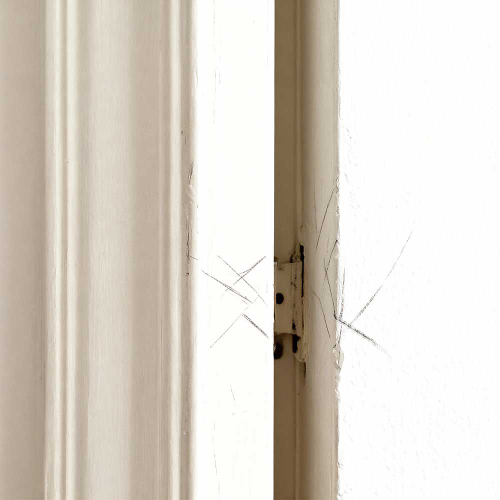 ドア枠を傷つける可能性