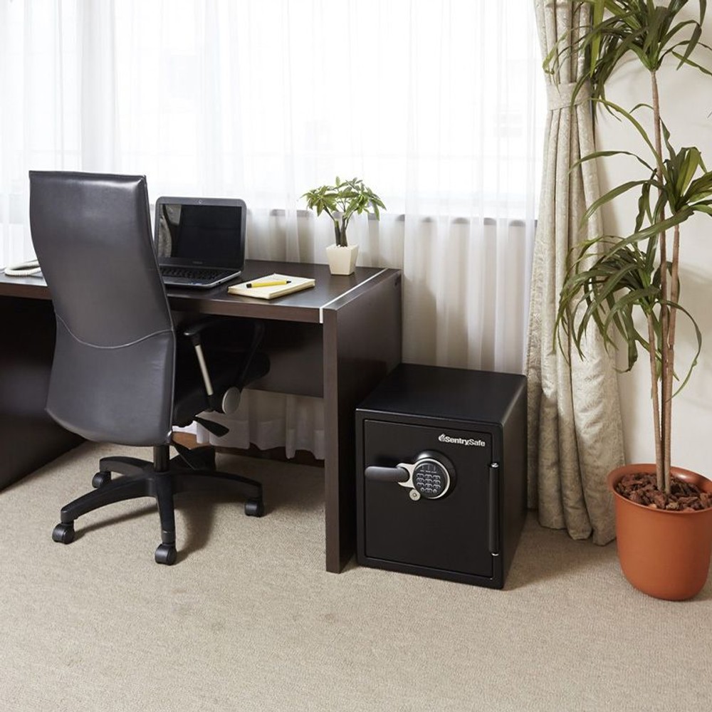 【期間限定特別価格】【開梱・設置費込】セントリー耐火耐水金庫  JTW123GEL テンキー式 2時間耐火 33.6L【メーカー直送・代引不可】, ブラック, 33.6L