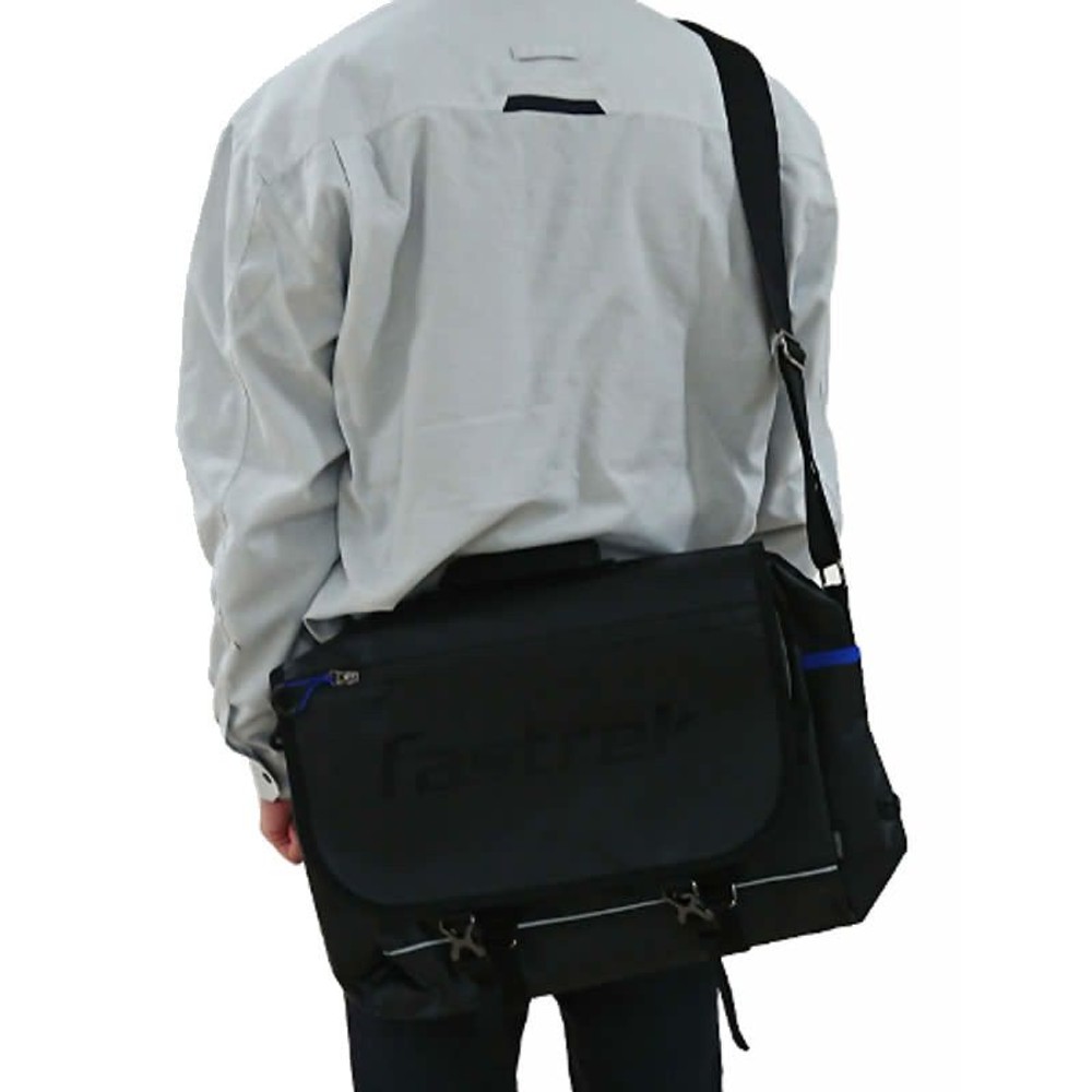 防水生地を使ったメッセンジャーバッグ　Ｔ11, ブラック, 約16L