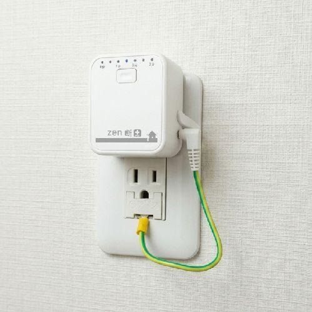 コンセント型感震ブレーカー 一括遮断型 zen断＋, ホワイト, 幅50&times;奥33&times;高60mm